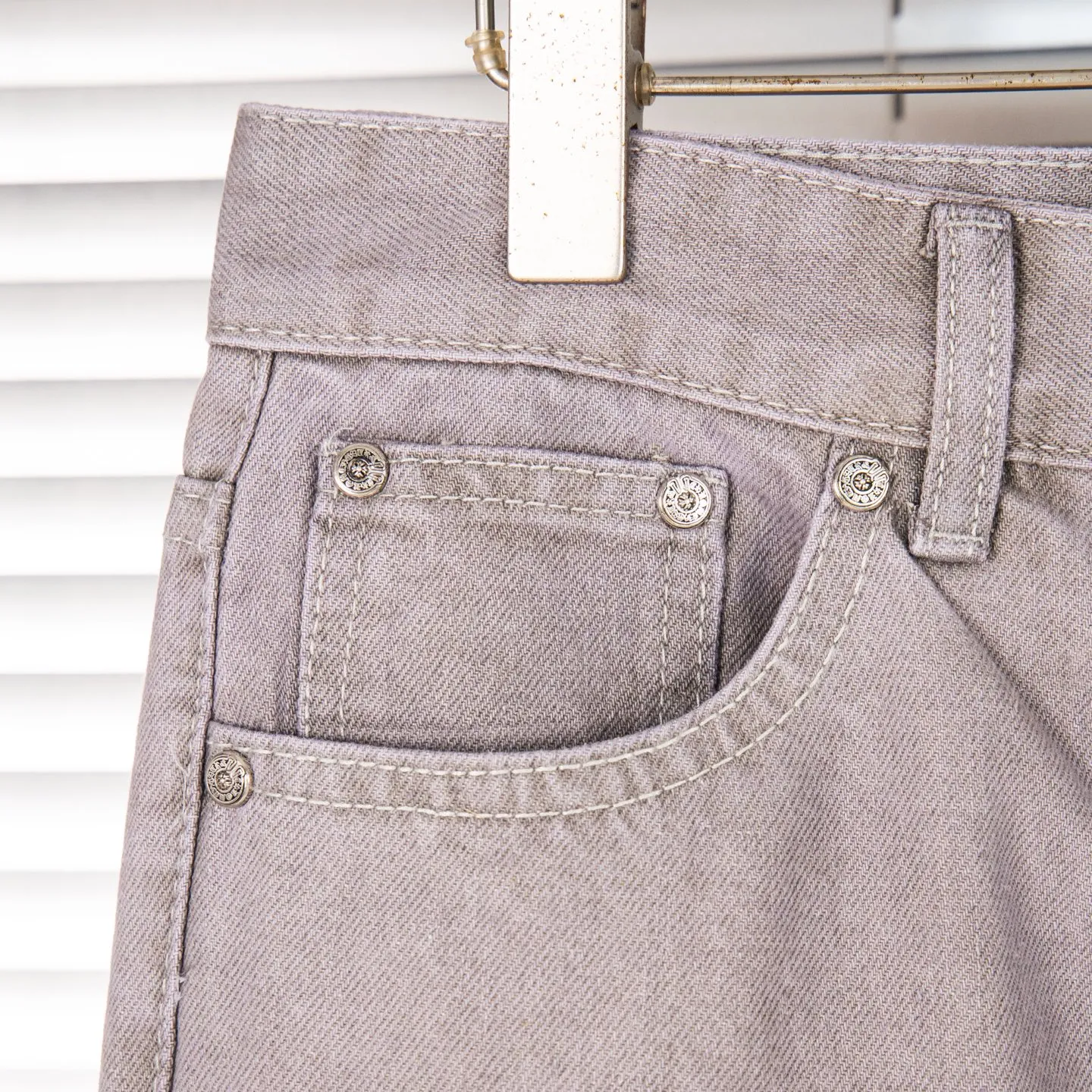 P290 Chrome Hearts Gray Cow King Jeans Multi-Leather Standard Work Jeans CH Jeans All need to be washed and then disassembled and hand-stitched with sheepskin cross leather and then spliced to complete. The whole process is too complicated to describe. About Chrome Hearts This is an extremely luxurious fashion brand that can also be called the aristocracy of the high street. It has always been an exclusive brand for some hipsters or the second generation of rich people. Compared with ordinary high streets, it is more luxurious and noble. Compared with luxury brands, it is more fashionable and individual. It has always been a brand that I have a special liking for. Style number: 1763# Color: Gray Size: 28 30 32 34 36